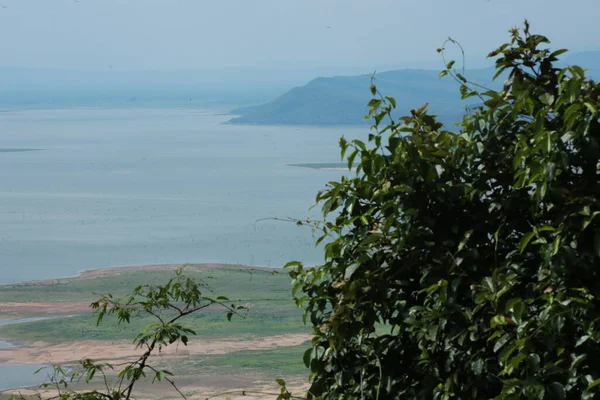 Doğa geçmişi / dramatik bulutlar ve dağ ve ağaçlı nehir: Hin chang si view piont Nam phong Ulusal Parkı Khon kaen Bölgesi Tayland.