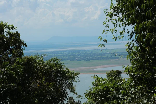 Doğa geçmişi / dramatik bulutlar ve dağ ve ağaçlı nehir: Hin chang si view piont Nam phong Ulusal Parkı Khon kaen Bölgesi Tayland.
