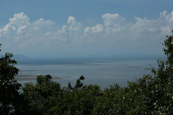 Doğa geçmişi / dramatik bulutlar ve dağ ve ağaçlı nehir: Hin chang si view piont Nam phong Ulusal Parkı Khon kaen Bölgesi Tayland.