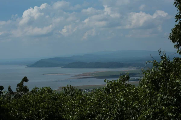Doğa geçmişi / dramatik bulutlar ve dağ ve ağaçlı nehir: Hin chang si view piont Nam phong Ulusal Parkı Khon kaen Bölgesi Tayland.
