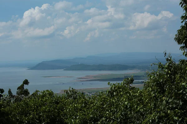 Doğa geçmişi / dramatik bulutlar ve dağ ve ağaçlı nehir: Hin chang si view piont Nam phong Ulusal Parkı Khon kaen Bölgesi Tayland.