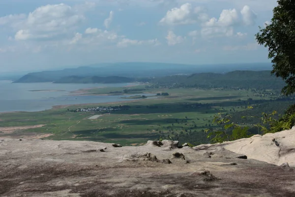Doğa geçmişi / dramatik bulutlar ve dağ ve ağaçlı nehir: Hin chang si view piont Nam phong Ulusal Parkı Khon kaen Bölgesi Tayland.
