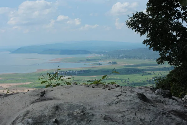 Doğa geçmişi / dramatik bulutlar ve dağ ve ağaçlı nehir: Hin chang si view piont Nam phong Ulusal Parkı Khon kaen Bölgesi Tayland.