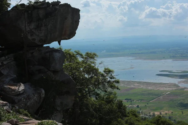 Doğa geçmişi / dramatik bulutlar ve dağ ve ağaçlı nehir: Hin chang si view piont Nam phong Ulusal Parkı Khon kaen Bölgesi Tayland.