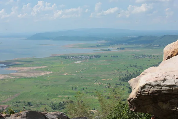 Doğa geçmişi / dramatik bulutlar ve dağ ve ağaçlı nehir: Hin chang si view piont Nam phong Ulusal Parkı Khon kaen Bölgesi Tayland.