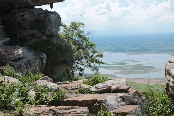 Doğa geçmişi / dramatik bulutlar ve dağ ve ağaçlı nehir: Hin chang si view piont Nam phong Ulusal Parkı Khon kaen Bölgesi Tayland.