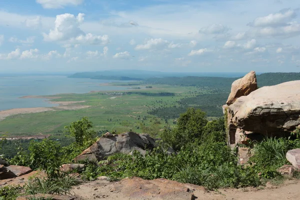 Doğa geçmişi / dramatik bulutlar ve dağ ve ağaçlı nehir: Hin chang si view piont Nam phong Ulusal Parkı Khon kaen Bölgesi Tayland.