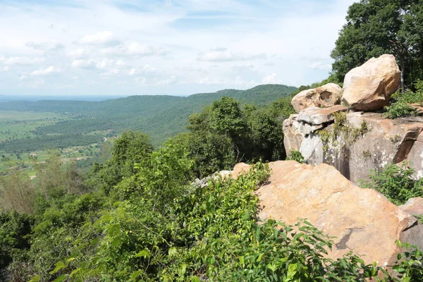 Doğa geçmişi / dramatik bulutlar ve dağ ve ağaçlı nehir: Hin chang si view piont Nam phong Ulusal Parkı Khon kaen Bölgesi Tayland.