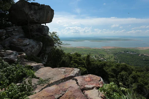 Doğa geçmişi / dramatik bulutlar ve dağ ve ağaçlı nehir: Hin chang si view piont Nam phong Ulusal Parkı Khon kaen Bölgesi Tayland.