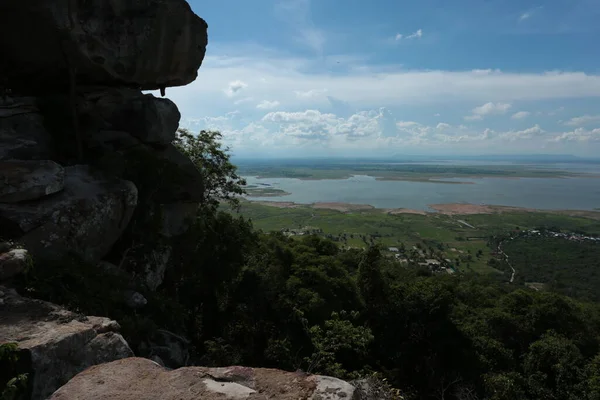 Doğa geçmişi / dramatik bulutlar ve dağ ve ağaçlı nehir: Hin chang si view piont Nam phong Ulusal Parkı Khon kaen Bölgesi Tayland.