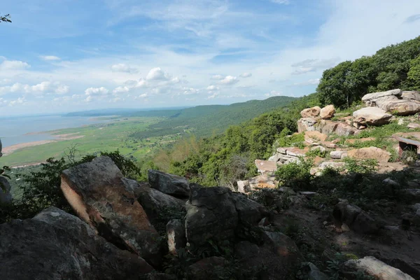 Doğa geçmişi / dramatik bulutlar ve dağ ve ağaçlı nehir: Hin chang si view piont Nam phong Ulusal Parkı Khon kaen Bölgesi Tayland.