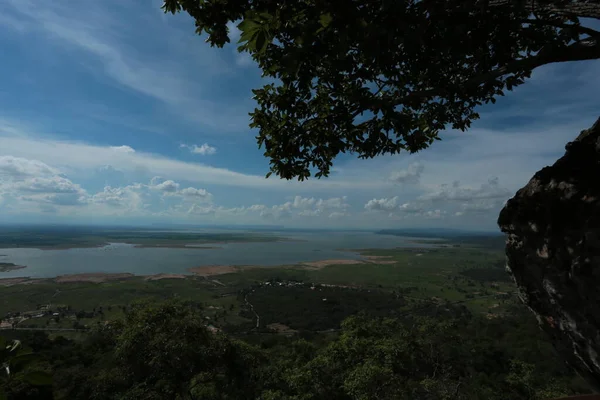 Doğa geçmişi / dramatik bulutlar ve dağ ve ağaçlı nehir: Hin chang si view piont Nam phong Ulusal Parkı Khon kaen Bölgesi Tayland.