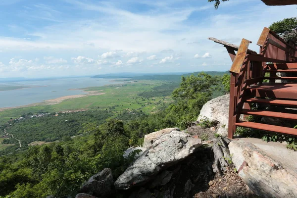 Doğa geçmişi / dramatik bulutlar ve dağ ve ağaçlı nehir: Hin chang si view piont Nam phong Ulusal Parkı Khon kaen Bölgesi Tayland.