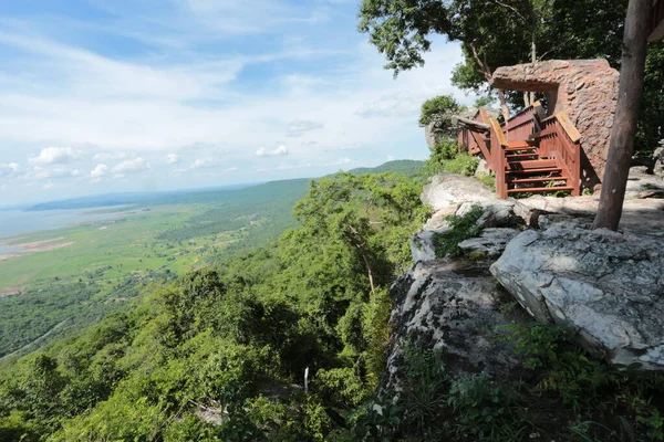Doğa geçmişi / dramatik bulutlar ve dağ ve ağaçlı nehir: Hin chang si view piont Nam phong Ulusal Parkı Khon kaen Bölgesi Tayland.