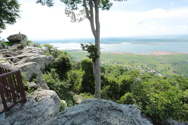 Doğa geçmişi / dramatik bulutlar ve dağ ve ağaçlı nehir: Hin chang si view piont Nam phong Ulusal Parkı Khon kaen Bölgesi Tayland.