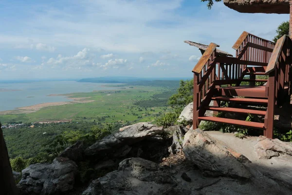 Doğa geçmişi / dramatik bulutlar ve dağ ve ağaçlı nehir: Hin chang si view piont Nam phong Ulusal Parkı Khon kaen Bölgesi Tayland.