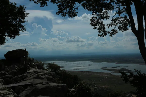Doğa geçmişi / dramatik bulutlar ve dağ ve ağaçlı nehir: Hin chang si view piont Nam phong Ulusal Parkı Khon kaen Bölgesi Tayland.