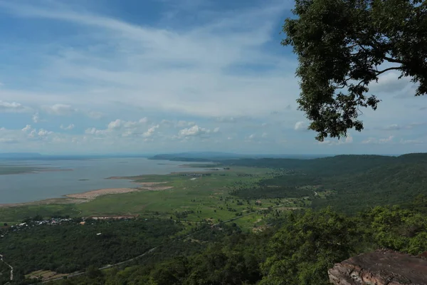 Doğa geçmişi / dramatik bulutlar ve dağ ve ağaçlı nehir: Hin chang si view piont Nam phong Ulusal Parkı Khon kaen Bölgesi Tayland.