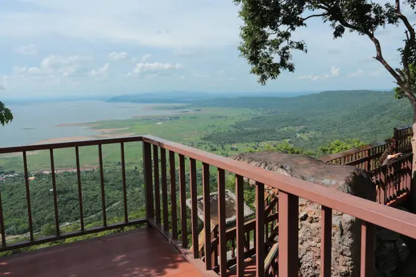Doğa geçmişi / dramatik bulutlar ve dağ ve ağaçlı nehir: Hin chang si view piont Nam phong Ulusal Parkı Khon kaen Bölgesi Tayland.