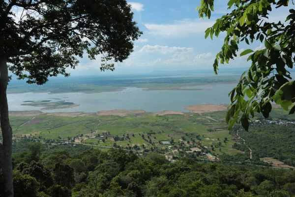 Doğa geçmişi / dramatik bulutlar ve dağ ve ağaçlı nehir: Hin chang si view piont Nam phong Ulusal Parkı Khon kaen Bölgesi Tayland.