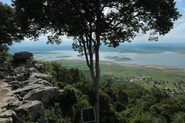 Doğa geçmişi / dramatik bulutlar ve dağ ve ağaçlı nehir: Hin chang si view piont Nam phong Ulusal Parkı Khon kaen Bölgesi Tayland.