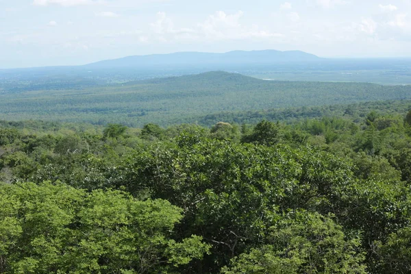 Doğa geçmişi / dramatik bulutlar ve dağ ve ağaçlı nehir: Hin chang si view piont Nam phong Ulusal Parkı Khon kaen Bölgesi Tayland.