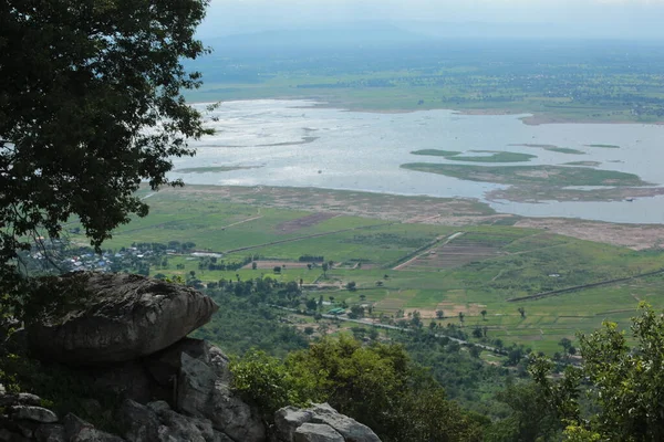 Doğa geçmişi / dramatik bulutlar ve dağ ve ağaçlı nehir: Hin chang si view piont Nam phong Ulusal Parkı Khon kaen Bölgesi Tayland.