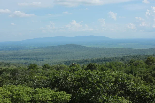 Doğa geçmişi / dramatik bulutlar ve dağ ve ağaçlı nehir: Hin chang si view piont Nam phong Ulusal Parkı Khon kaen Bölgesi Tayland.