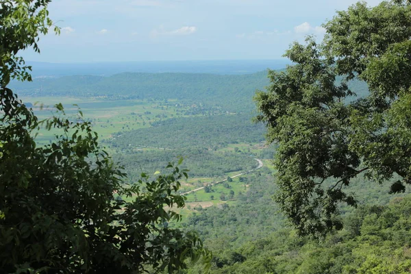 Doğa geçmişi / dramatik bulutlar ve dağ ve ağaçlı nehir: Hin chang si view piont Nam phong Ulusal Parkı Khon kaen Bölgesi Tayland.