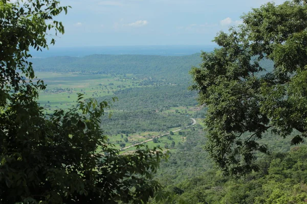 Doğa geçmişi / dramatik bulutlar ve dağ ve ağaçlı nehir: Hin chang si view piont Nam phong Ulusal Parkı Khon kaen Bölgesi Tayland.