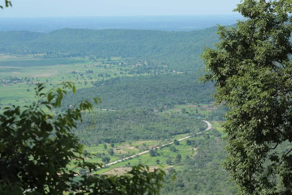 Doğa geçmişi / dramatik bulutlar ve dağ ve ağaçlı nehir: Hin chang si view piont Nam phong Ulusal Parkı Khon kaen Bölgesi Tayland.