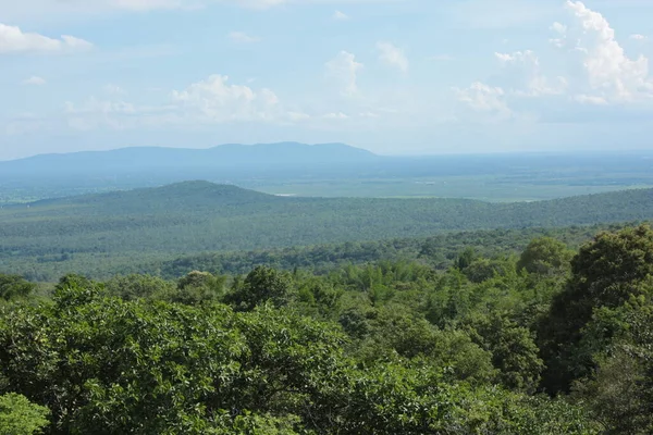 Doğa geçmişi / dramatik bulutlar ve dağ ve ağaçlı nehir: Hin chang si view piont Nam phong Ulusal Parkı Khon kaen Bölgesi Tayland.