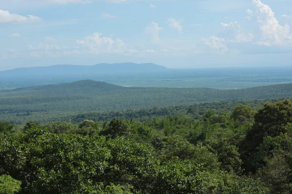 Doğa geçmişi / dramatik bulutlar ve dağ ve ağaçlı nehir: Hin chang si view piont Nam phong Ulusal Parkı Khon kaen Bölgesi Tayland.