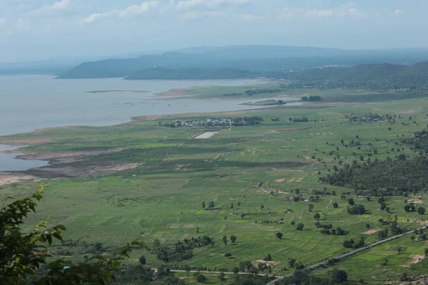 Doğa geçmişi / dramatik bulutlar ve dağ ve ağaçlı nehir: Hin chang si view piont Nam phong Ulusal Parkı Khon kaen Bölgesi Tayland.