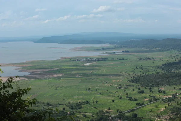 Doğa geçmişi / dramatik bulutlar ve dağ ve ağaçlı nehir: Hin chang si view piont Nam phong Ulusal Parkı Khon kaen Bölgesi Tayland.