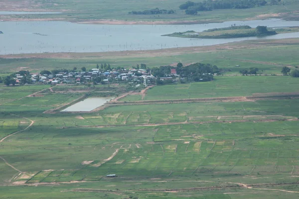 Doğa geçmişi / dramatik bulutlar ve dağ ve ağaçlı nehir: Hin chang si view piont Nam phong Ulusal Parkı Khon kaen Bölgesi Tayland.