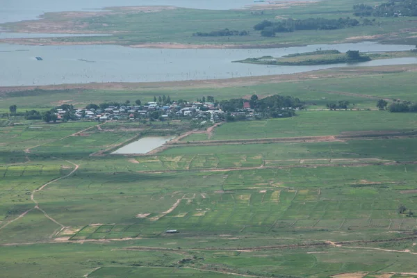 Doğa geçmişi / dramatik bulutlar ve dağ ve ağaçlı nehir: Hin chang si view piont Nam phong Ulusal Parkı Khon kaen Bölgesi Tayland.