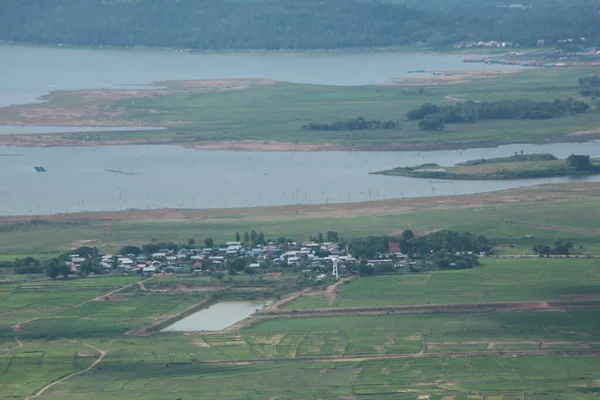 Doğa geçmişi / dramatik bulutlar ve dağ ve ağaçlı nehir: Hin chang si view piont Nam phong Ulusal Parkı Khon kaen Bölgesi Tayland.