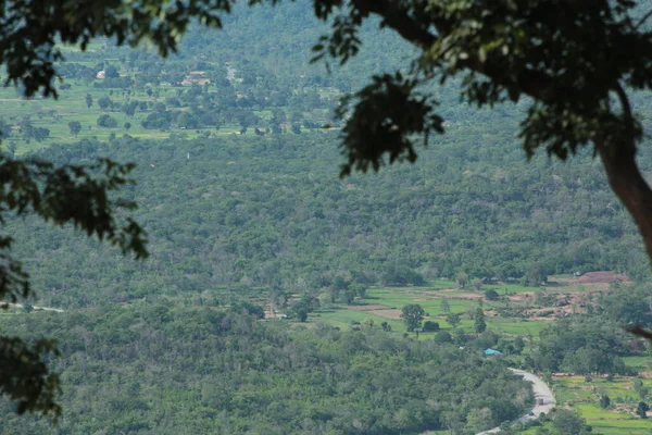 Doğa geçmişi / dramatik bulutlar ve dağ ve ağaçlı nehir: Hin chang si view piont Nam phong Ulusal Parkı Khon kaen Bölgesi Tayland.
