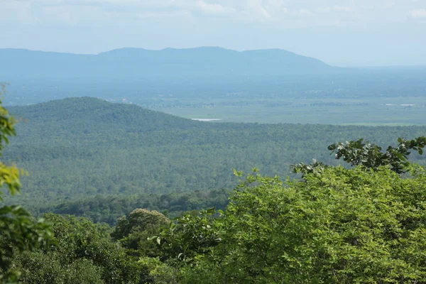 Doğa geçmişi / dramatik bulutlar ve dağ ve ağaçlı nehir: Hin chang si view piont Nam phong Ulusal Parkı Khon kaen Bölgesi Tayland.