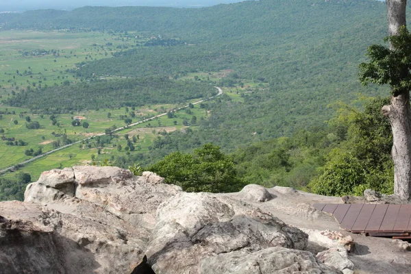 Doğa geçmişi / dramatik bulutlar ve dağ ve ağaçlı nehir: Hin chang si view piont Nam phong Ulusal Parkı Khon kaen Bölgesi Tayland.