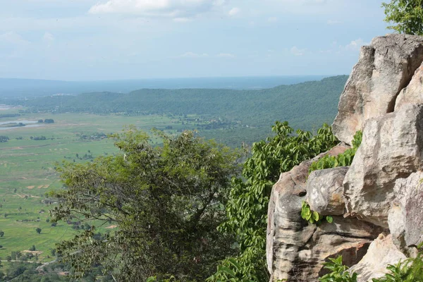 Doğa geçmişi / dramatik bulutlar ve dağ ve ağaçlı nehir: Hin chang si view piont Nam phong Ulusal Parkı Khon kaen Bölgesi Tayland.
