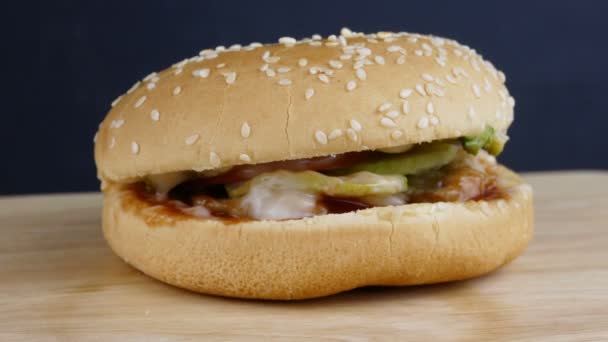 Shot Fresh Appetizing Hamburger Sprinkle Biji Wijen Rotating Black Background — Stok Video