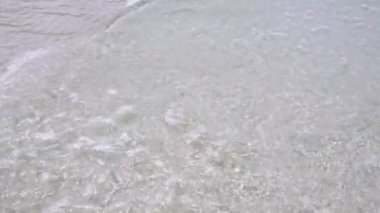 açık deniz suyu ile plaj boyunca yürüyüş 4 k gimbal tutarak atış