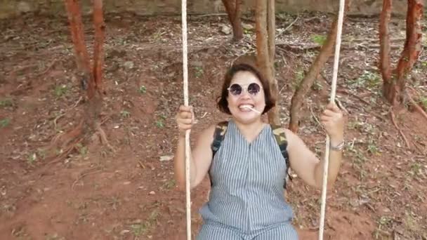 Μεσήλικας Γυναίκα Της Ασίας Κάθεται Swing Ευτυχισμένη Swing Επιστρέφει Ξανά — Αρχείο Βίντεο