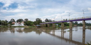 Ubosatharam Tapınağı ve sakaekrang Nehri, Uthai Thani, Tayland simge yapılar toplayan.