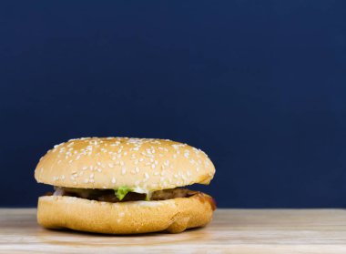 Hamburger ahşap tepsi gri arka plan üzerinde