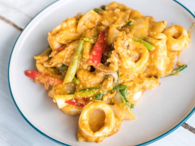 Körili kızarmış kalamar, masada servis yapmaya hazır. Tayland yemeği.