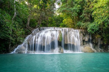Erawan su Sarımlı (ikinci kat), Srinakarin Barajı, Kanchanaburi, Thailand.Erawan su tropikal yağmur ormanları güzel şelale Tayland olduğunu. Görünmeyen Tayland - görüntü