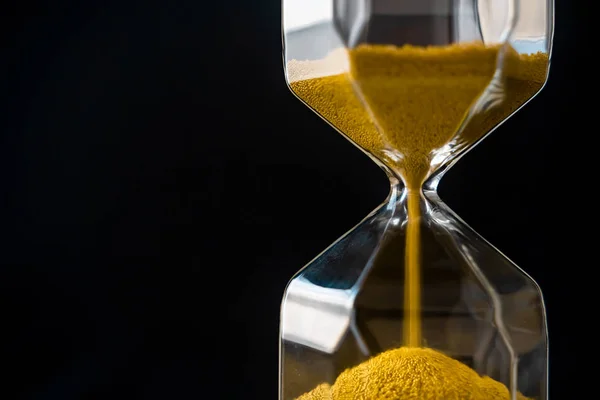 Zand Stroom Zandloper Met Zwarte Achtergrond — Stockfoto